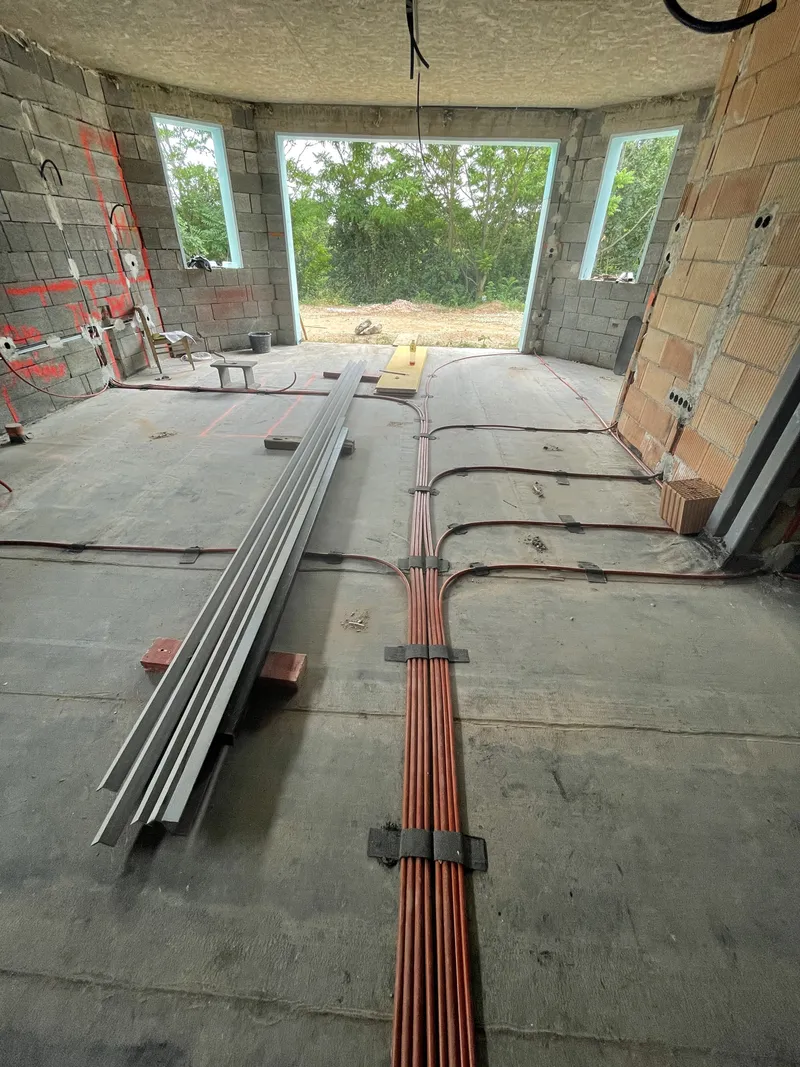 Betonaljzaton bilincselt, szétágazó narancssárga védőcső-köteg