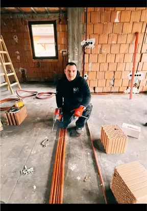 Alapszerelés új építésű háznál — padlócsövezés — TikTok-videó, 2025. március