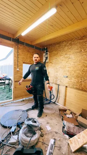 Kerti faház világítása és alapszerelése — TikTok-videó, 2025. április