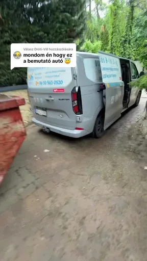 A feliratozott szervizautó — TikTok-videó, 2025. május
